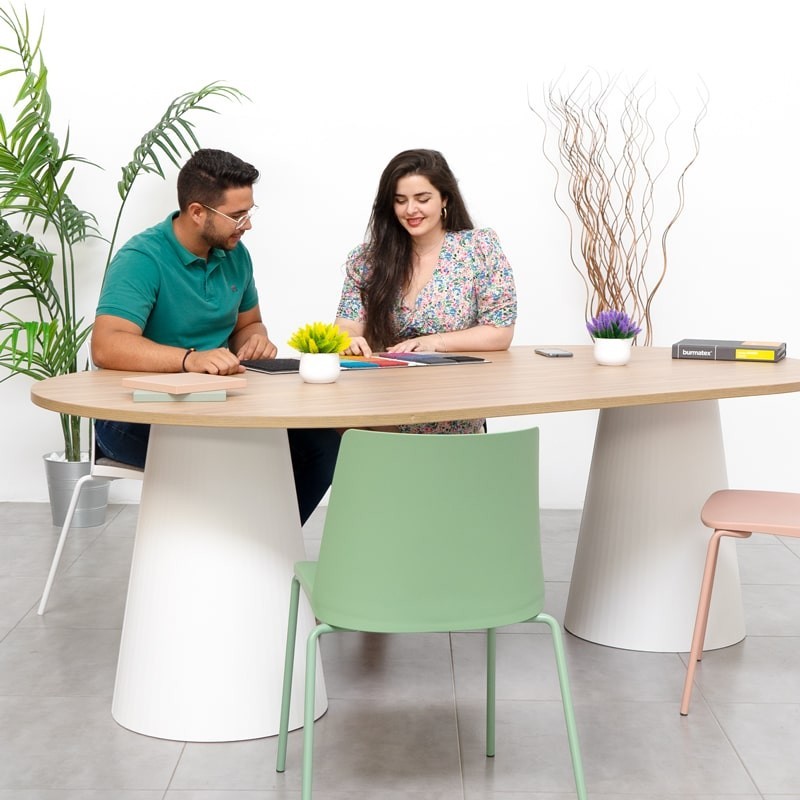 mesa ovalada para sala de reuniones