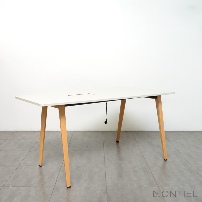 Mesa Alta Blanca para Reuniones B-Free de Steelcase