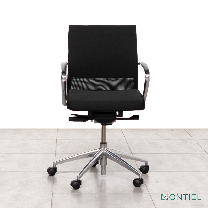 Sillón de oficina ergonómico con respaldo de malla negra