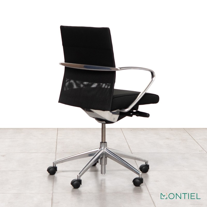 Sillón de oficina ergonómico con respaldo de malla negra