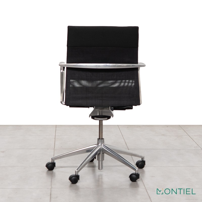 Sillón de oficina ergonómico con respaldo de malla negra
