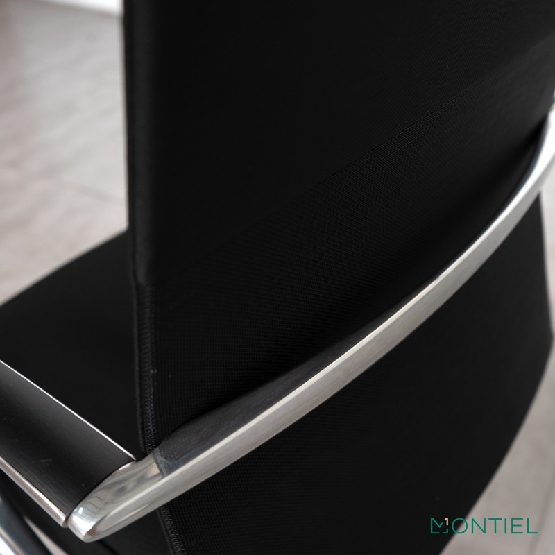 Sillón de oficina ergonómico con respaldo de malla negra