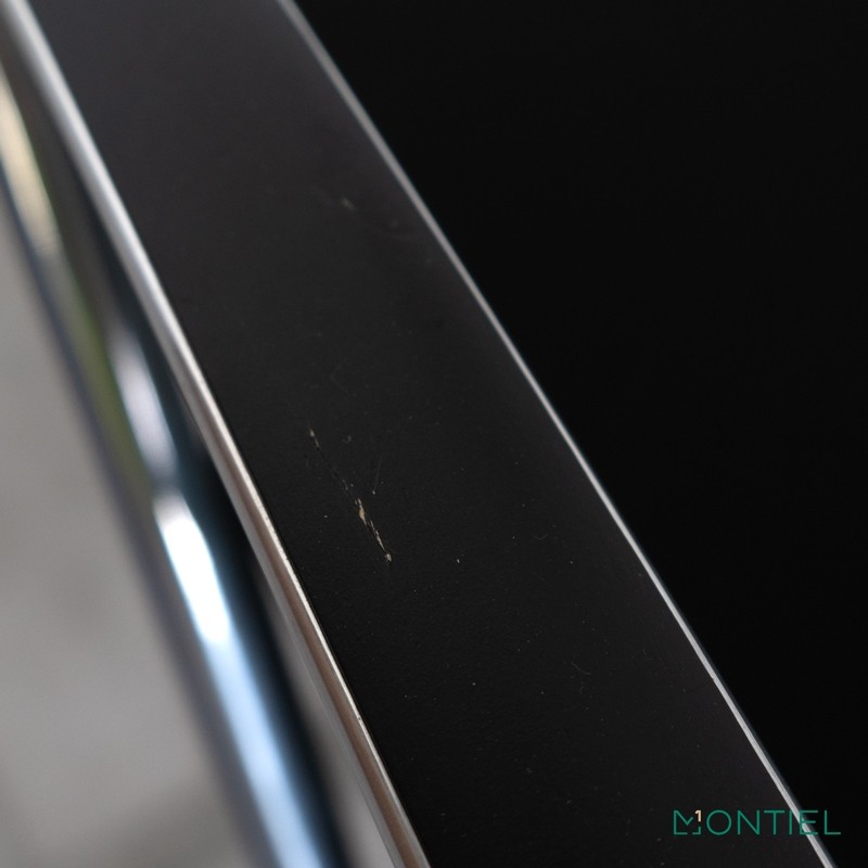 Sillón de oficina ergonómico con respaldo de malla negra