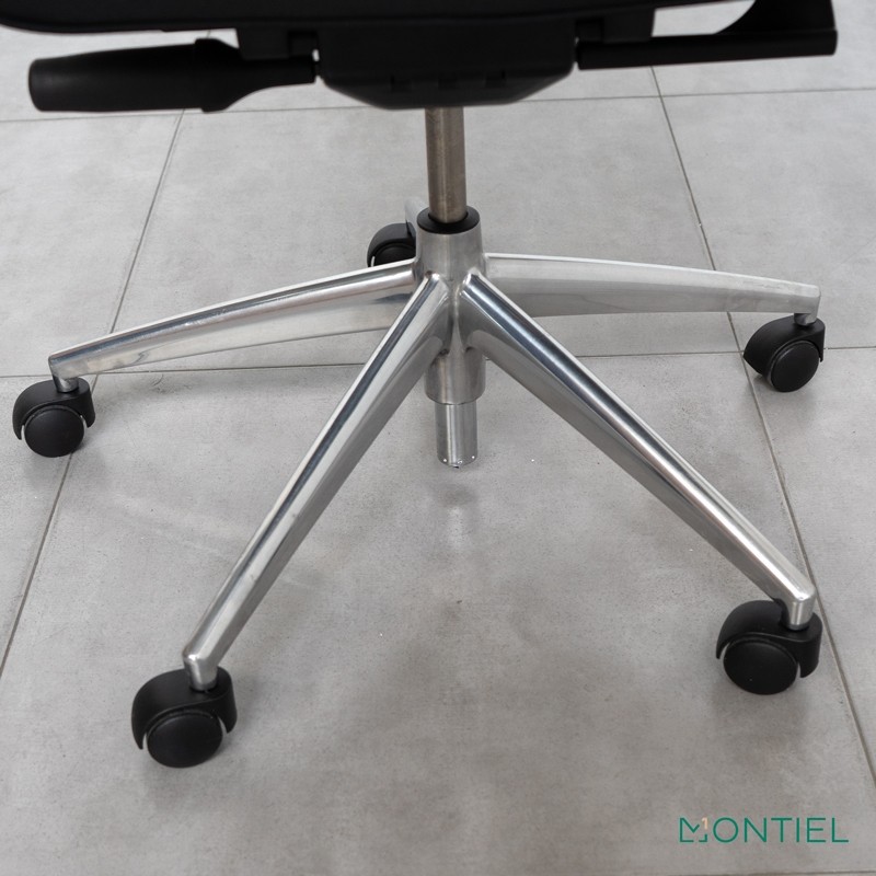 Sillón de oficina ergonómico con respaldo de malla negra