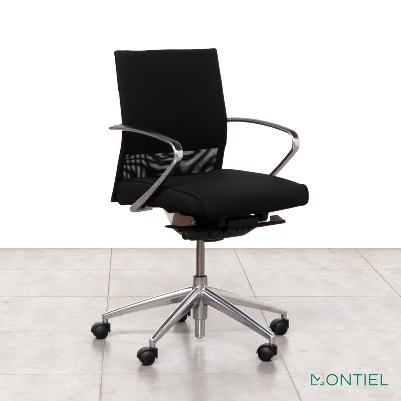 Sillón de oficina ergonómico con respaldo de malla negra