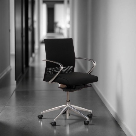 Sillón de oficina ergonómico con respaldo de malla negra