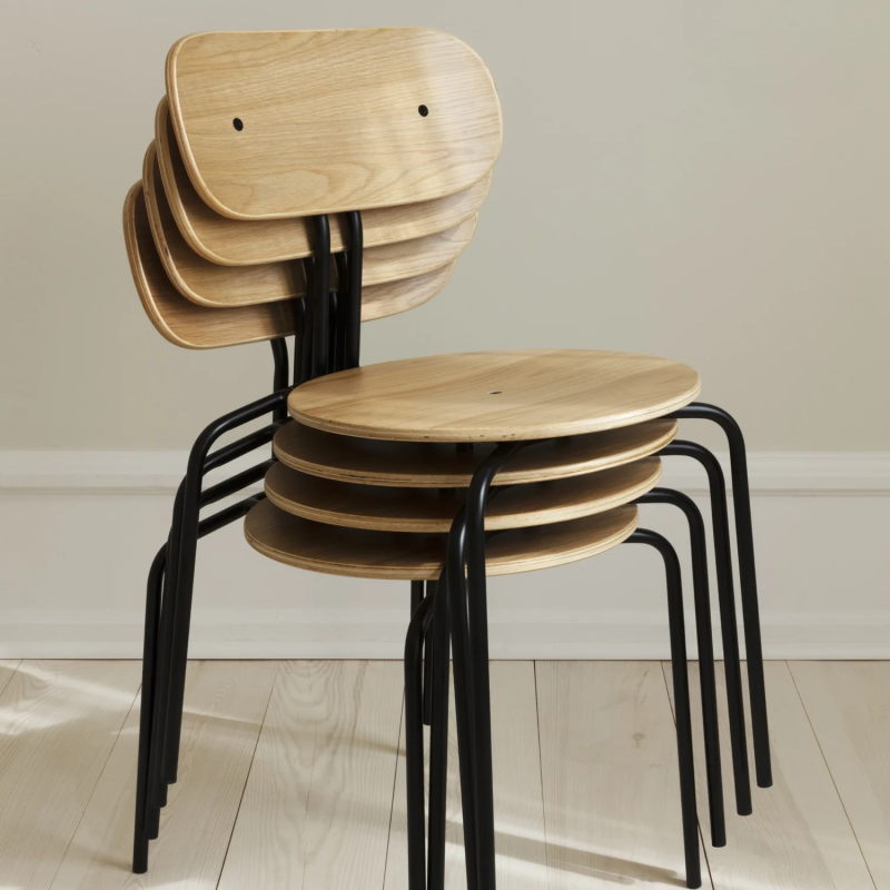 Curious Dining Chair de Umage | Silla de diseño nórdico apilable y versátil