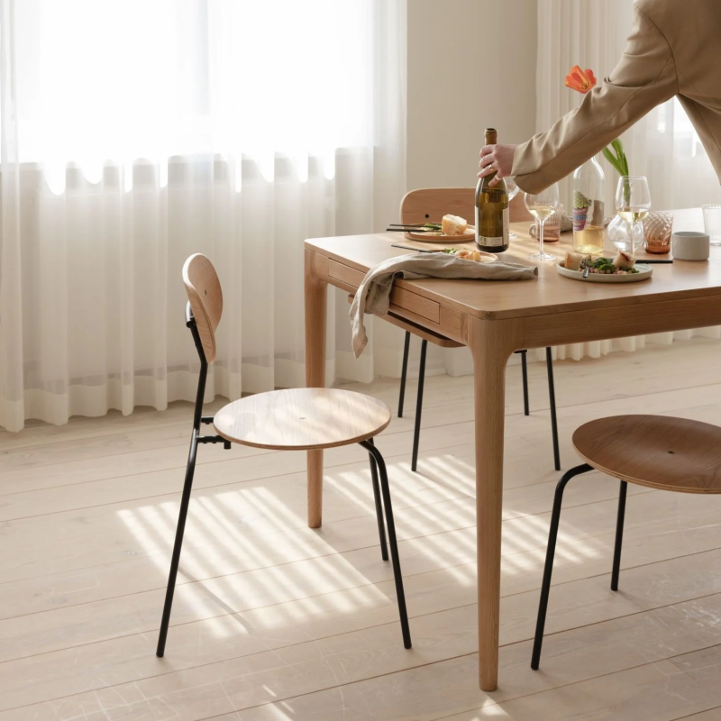 Curious Dining Chair de Umage | Silla de diseño nórdico apilable y versátil