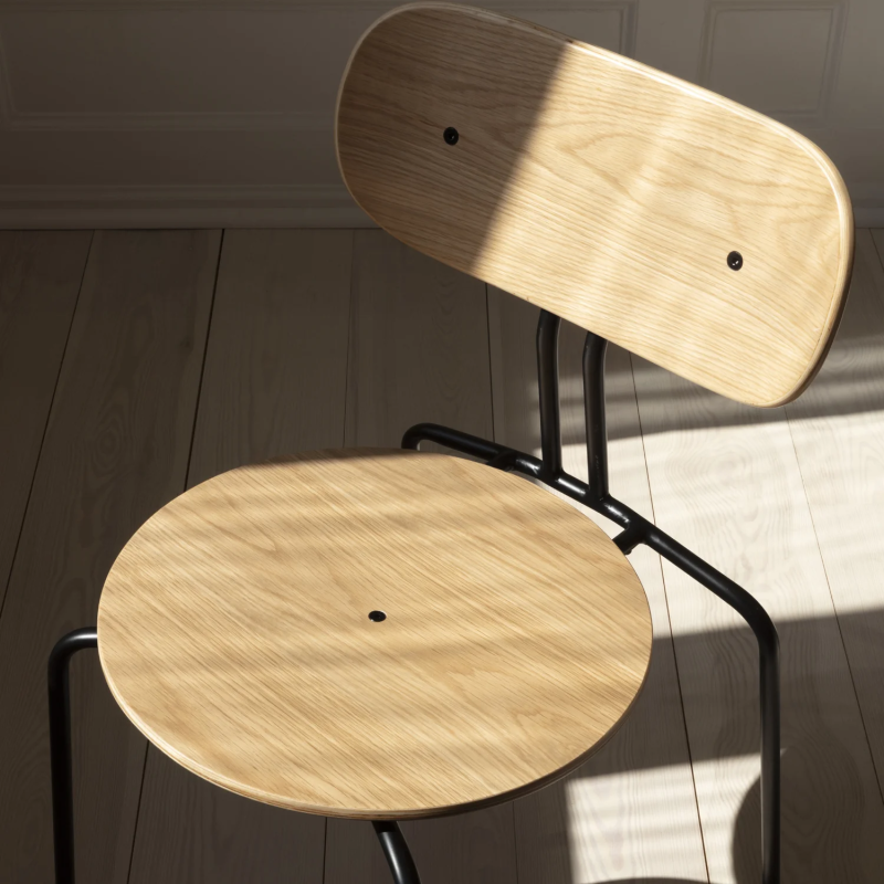 Curious Dining Chair de Umage | Silla de diseño nórdico apilable y versátil