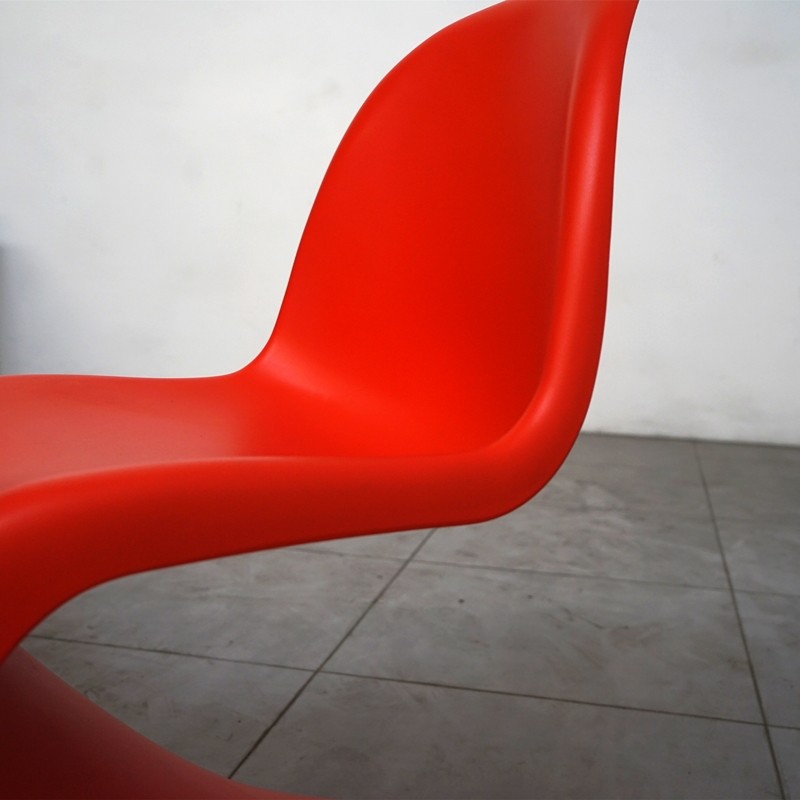 Silla Confidente Plástico Rojo y Apilables de Vitra - Montiel