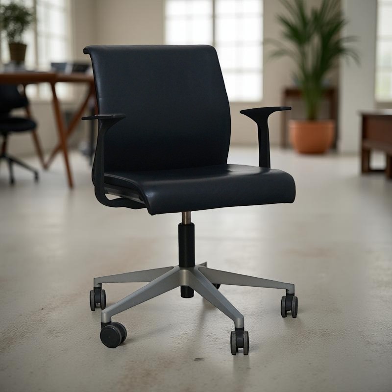 Silla Confidente Piel Negra con Ruedas de Steelcase - Montiel
