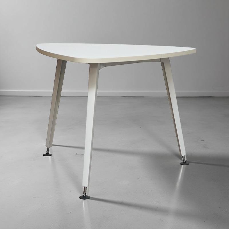 Mesa Blanca Triangular Reuniones MM1689 de Montiel