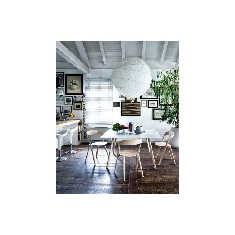 Estancia con mesa blanca de Diseño nórdico Pilo de Magis