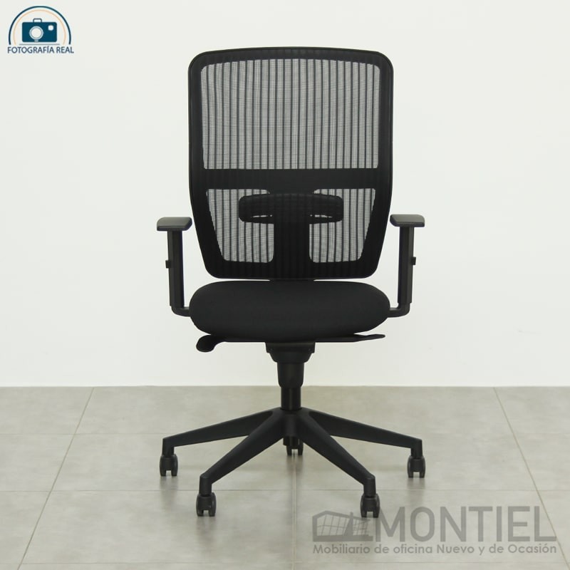 Silla de simil piel con apoyo lumbar y profundidad de asiento