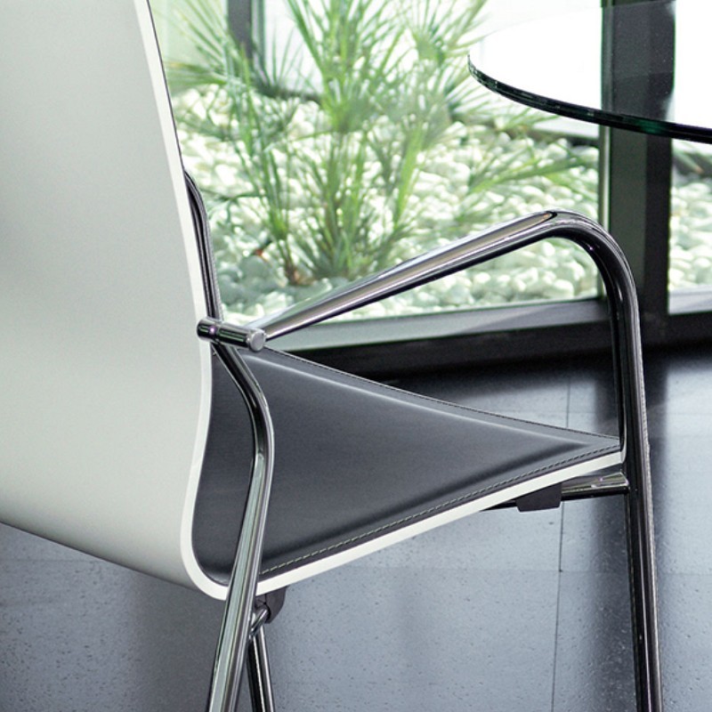 Silla Íkara lacada + piel