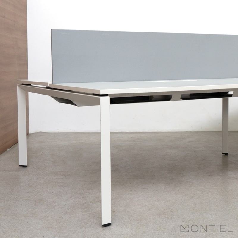 ▷ Mesa Multipuesto Blanca de 2 o 4 personas de Steelcase