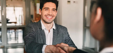 4 tips de lenguaje corporal para la oficinas y reuniones con clientes