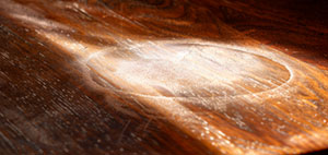 Cómo quitar manchas blancas de madera barnizada: trucos y consejos prácticos