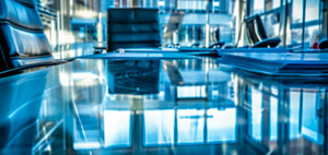 Cómo mantener impecables las mesas de cristal de tu oficina