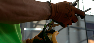 Montiel exhibe su reacondicionamiento de piezas mediante un romance entre dos sillas de oficina