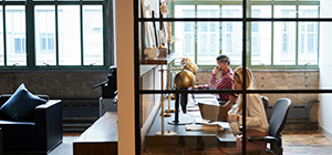 ¿Cómo puedo amueblar bien mi negocio startup con un presupuesto limitado?