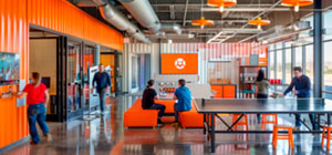 Cómo integrar zonas de ocio en oficinas para mejorar la creatividad