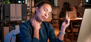 Checklist ergonómico para prevenir molestias en cuello y muñecas en la oficina